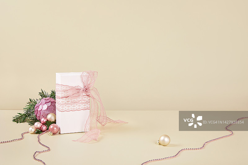粉色圣诞装饰品米色背景圣诞静物图片素材