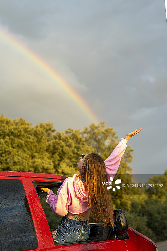 快乐的女孩享受多云的夏日图片素材