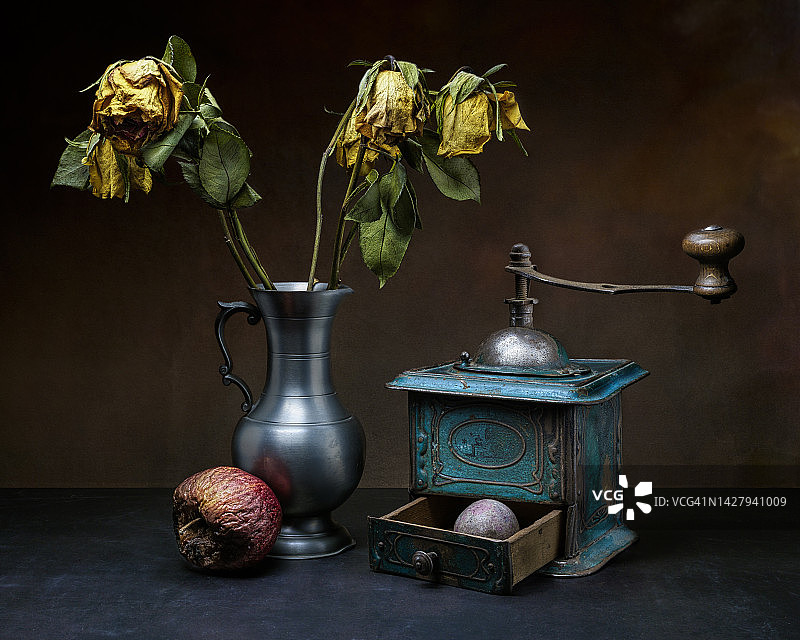 旧咖啡研磨器、玫瑰和石榴静物图片素材