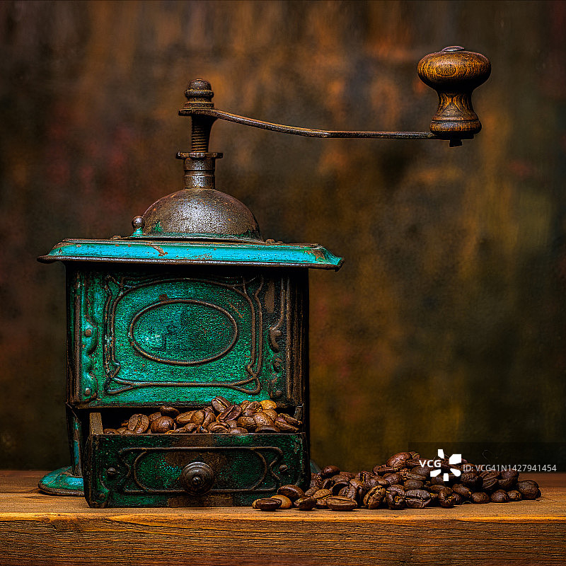 咖啡豆与旧式咖啡研磨机静物图片素材