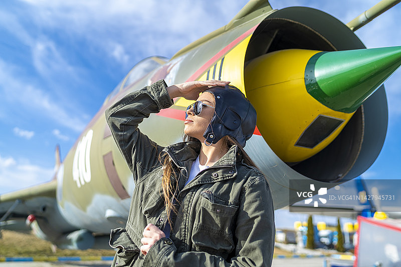 站在机场飞机旁的年轻女人图片素材