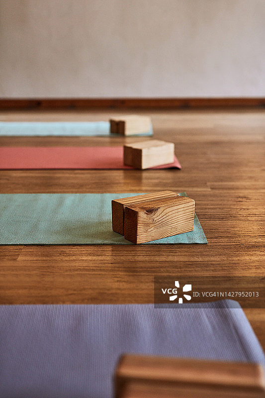 瑜伽砖、垫子和训练器材在健身工作室地板上的空旷背景图片素材