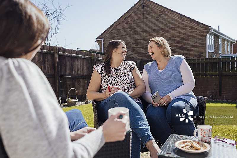 与女孩们一起喝咖啡图片素材