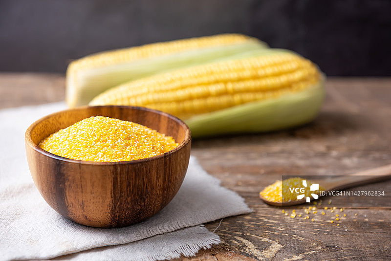 碗里的玉米 grits 和桌子上的新鲜玉米图片素材