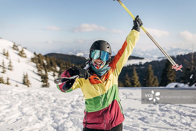 山上的滑雪女人图片素材