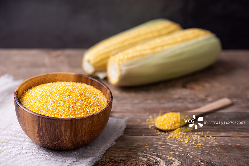 碗里的玉米 grits 和桌子上的新鲜玉米图片素材