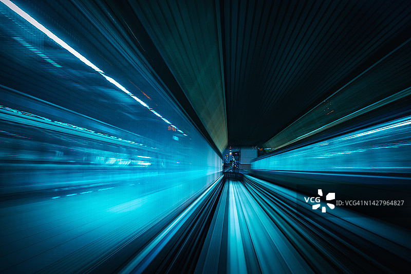 列车前方的动态模糊景观图片素材