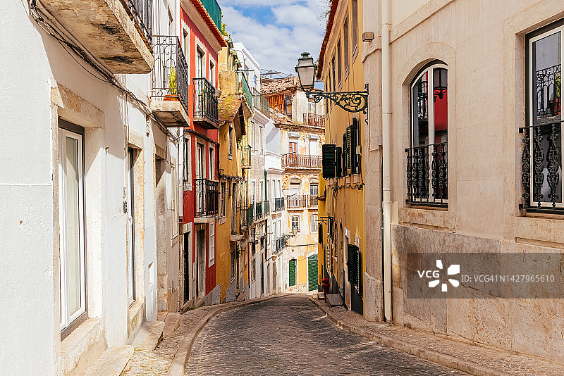 葡萄牙里斯本老城区狭窄的鹅卵石街道图片素材