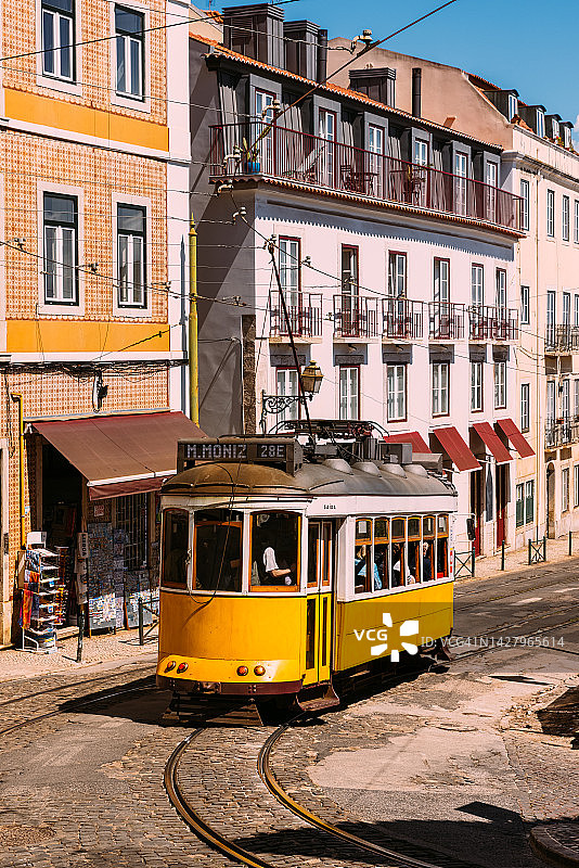 葡萄牙里斯本阿尔法玛街头的传统黄色老式有轨电车图片素材