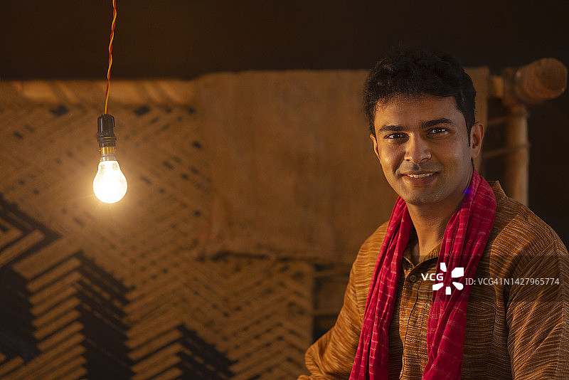 快乐的男人看镜头的肖像图片素材