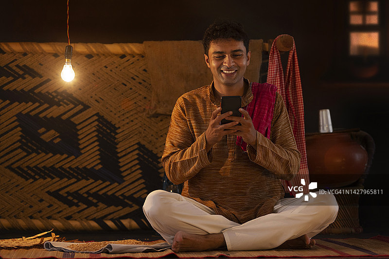 在家使用手机的比哈尔邦男子 портрет图片素材