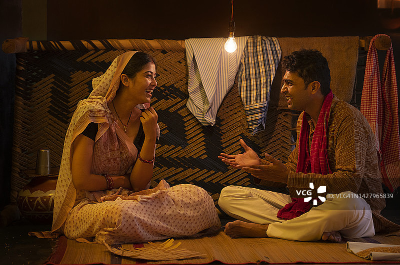 比哈尔邦夫妇在家中合影图片素材