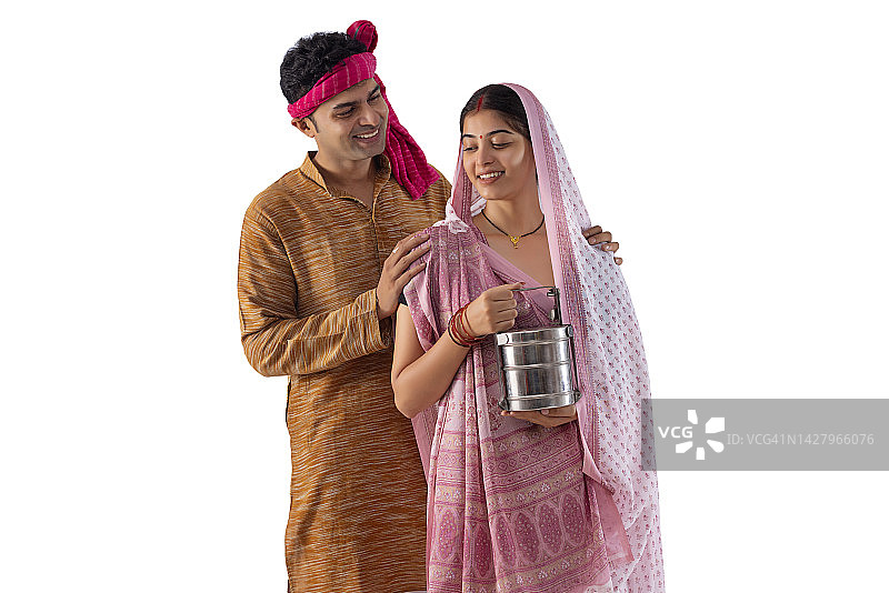 幸福情侣拿着午餐盒站在白色背景前图片素材