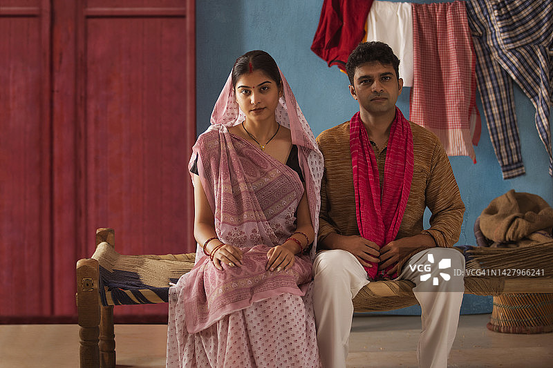 坐在家中床上比哈尔邦夫妇的肖像图片素材