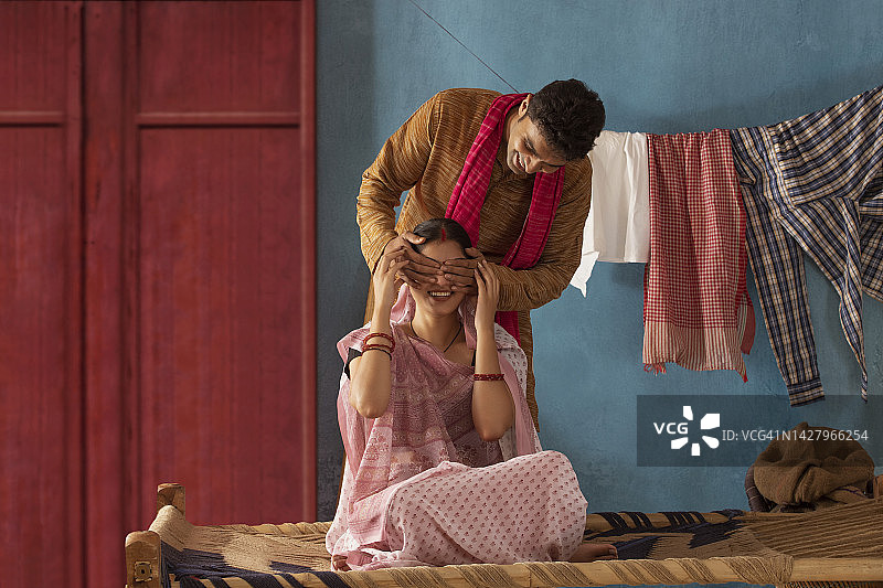 男人用手捂住妻子的眼睛图片素材