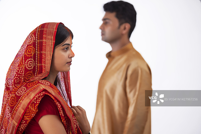 传统比哈尔邦婚礼上的新娘新郎，新郎站在新娘身后图片素材