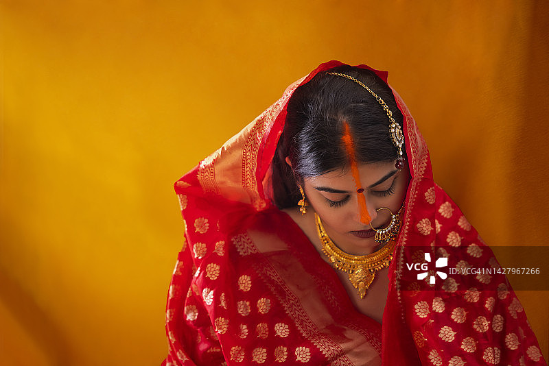 比哈尔邦传统婚礼上的新娘（朱砂仪式中）图片素材