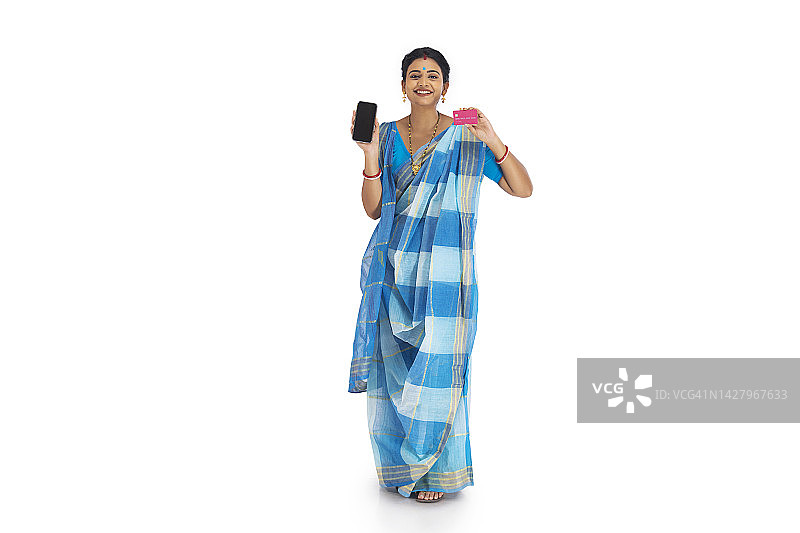 白色背景下手持信用卡和手机的孟加拉女人肖像图片素材