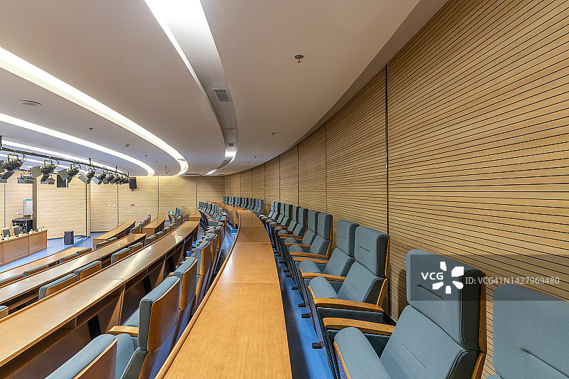 整齐排列的会议室桌椅图片素材