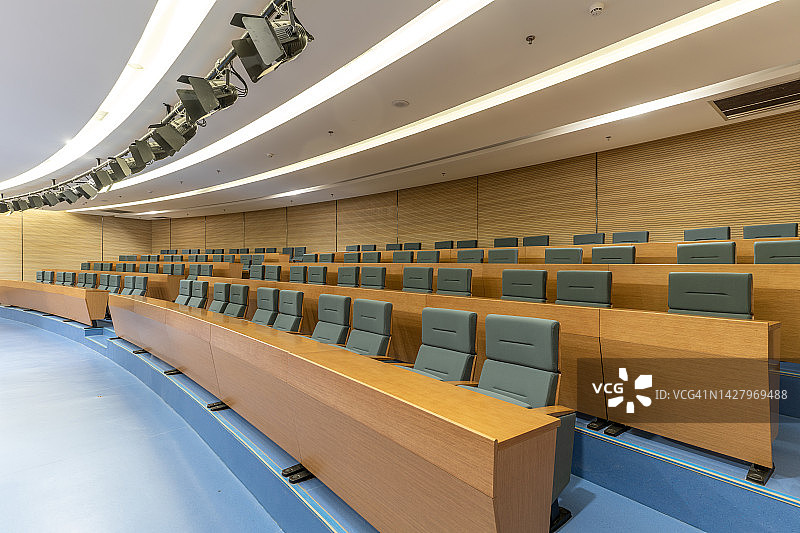 整齐排列的会议室桌椅图片素材