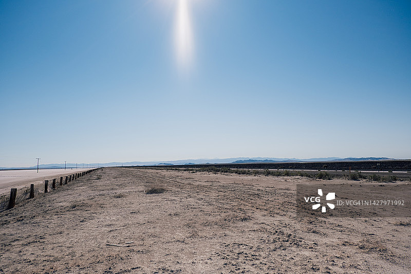 博纳维尔盐滩的蓝色天空景观图片素材