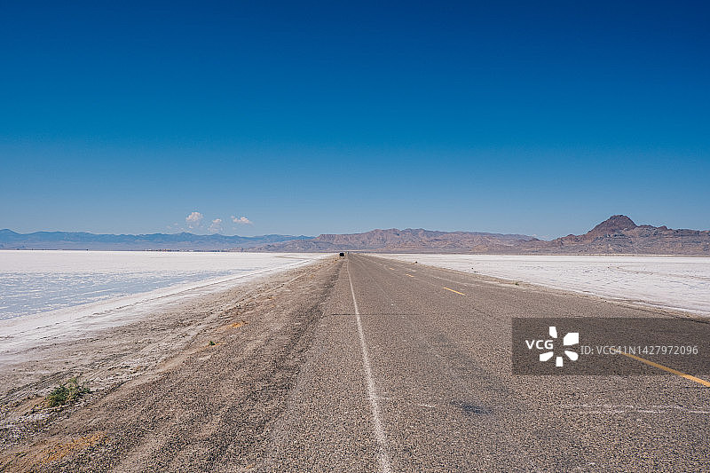 阳光明媚的博纳维尔盐滩公路图片素材