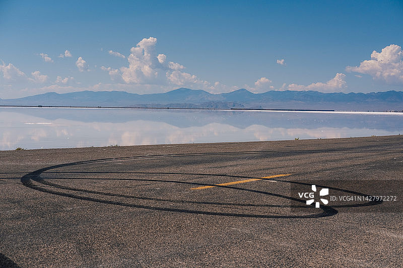 街道上的轮胎印和博纳维尔盐滩图片素材