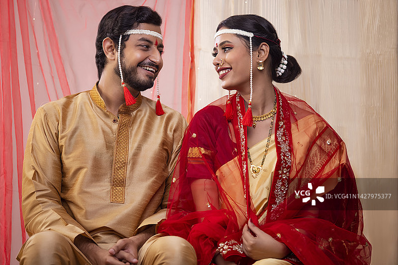 马哈拉施特拉邦一对新婚夫妇坐在一起的画像图片素材