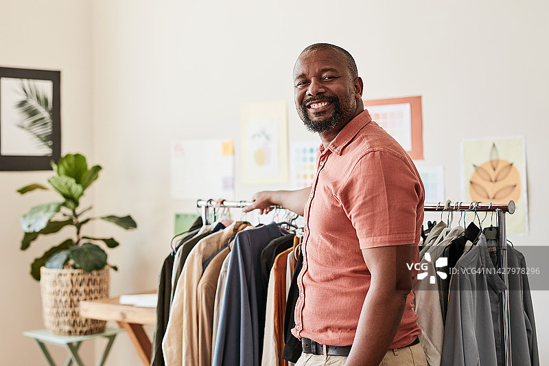 在家中打扮或准备的英俊成熟黑人男人的时尚服装和风格图片素材