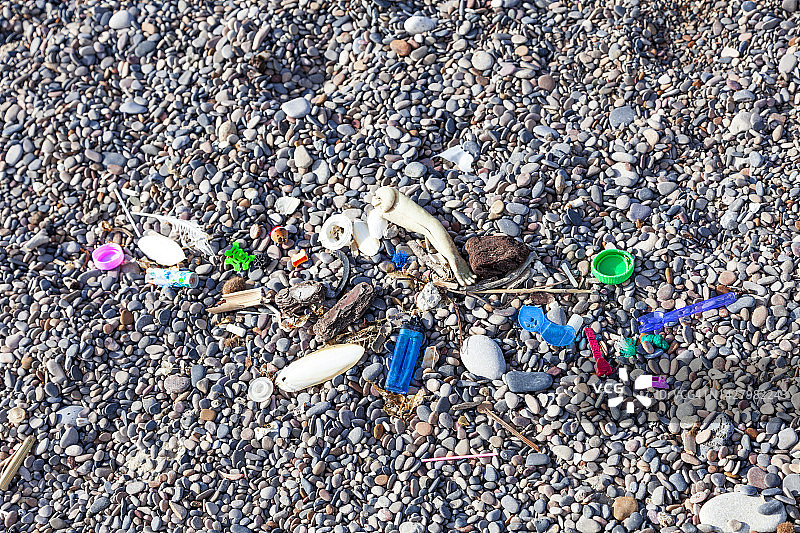 海滩上的塑料垃圾污染：塑料环境污染概念图片素材