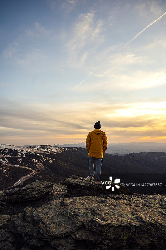 青年男性游客欣赏山景图片素材