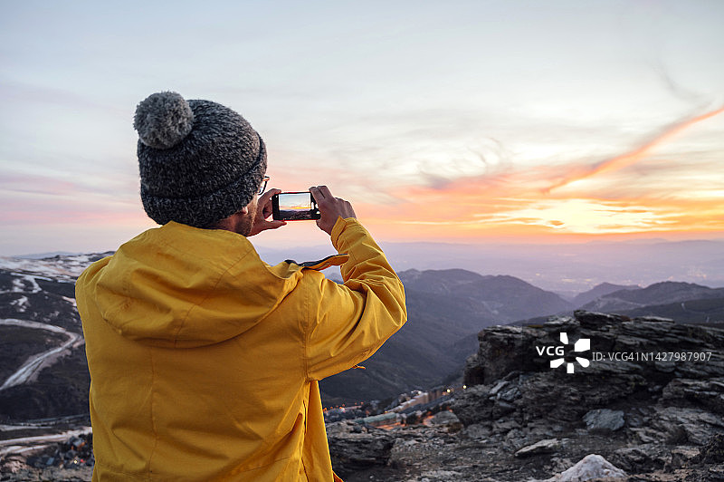 男子度假徒步用手机拍照图片素材