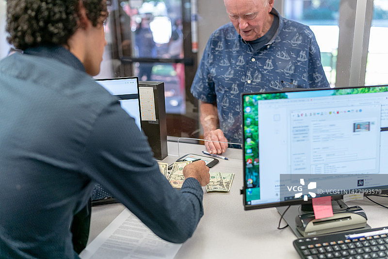 银行柜员为顾客数钱图片素材