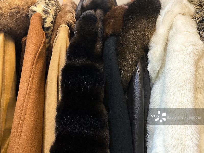 古董跳蚤市场的服装架图片素材