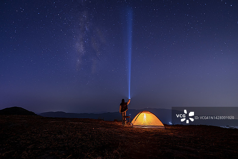 一位女士在夜晚的星空下图片素材