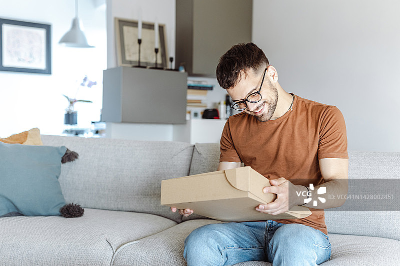 拆开收到的包裹图片素材