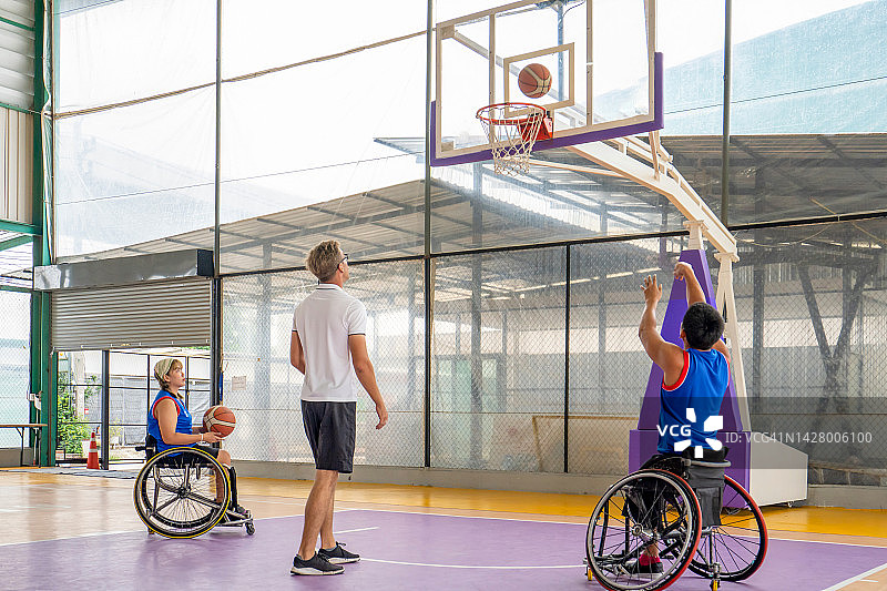 轮椅篮球队与教练一起训练图片素材