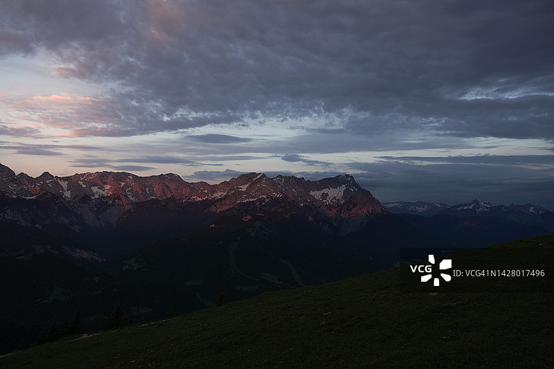 德国巴伐利亚山脉的日落花卉草甸图片素材