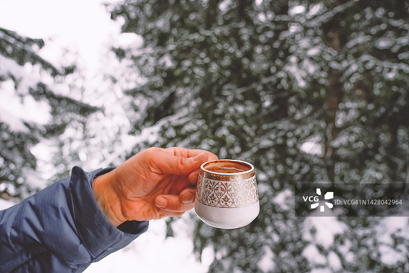 在冬日山中喝咖啡（第一人称视角）图片素材