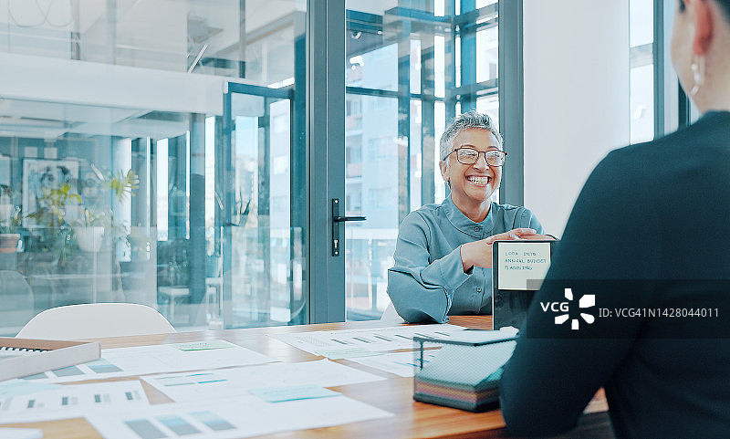 办公室女会计的求职面试与财务文件图片素材