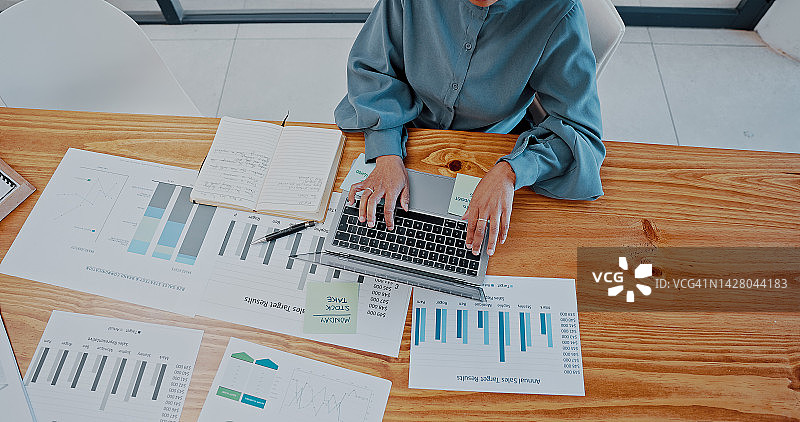 办公室内的营销研究、财务数据和投资策略：商业人士、笔记本电脑和纸质图表。女企业家计划分析文件、公司报告和在线统计数据图片素材