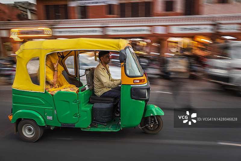 印度男人驾驶人力车（嘟嘟车）图片素材