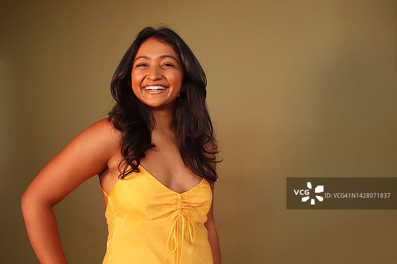 对着镜头微笑的年轻印度女性图片素材
