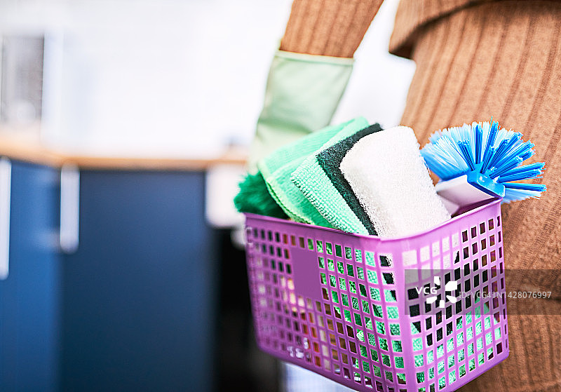 家居清洁用品：清洁布和刷子，用于清洁浴室、房间或厨房。海绵用于卫生清洁，清洁剂和擦洗工具在篮子里，随时可以开始家务图片素材