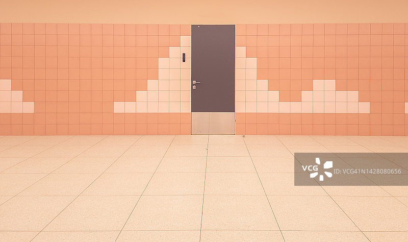 空旷空间内的关闭的门，方形瓷砖室内图案图片素材