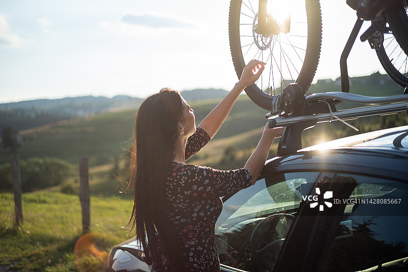 她准备好开始自行车冒险了图片素材