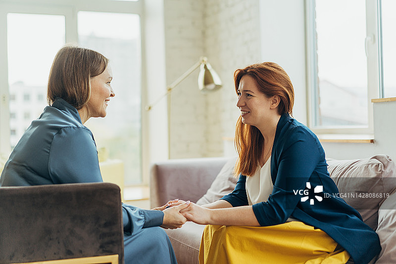 两名女子坐在扶手椅上聊天。女心理学家与病人交谈图片素材