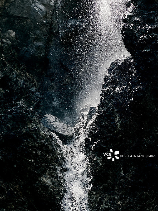 黑色岩石上的层叠瀑布图片素材