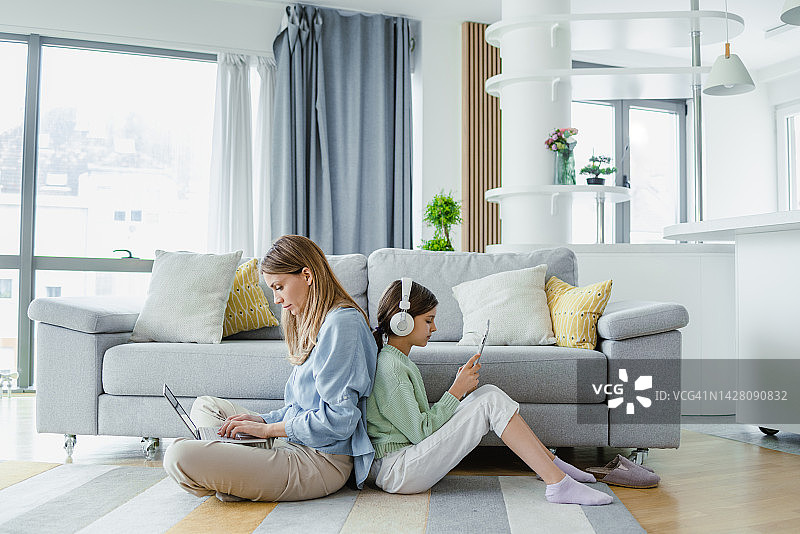 母女使用无线科技产品图片素材