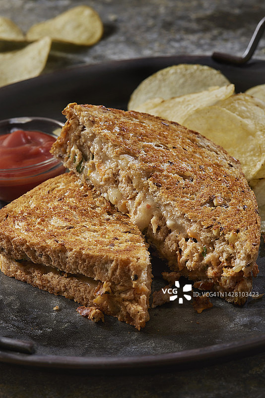 剩余的火鸡肉饼烤奶酪三明治图片素材